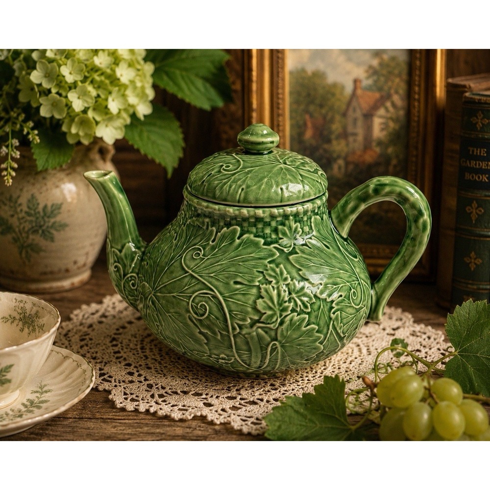 Bordallo Pinheiro Green Vine Leaf Teapot Portugal 6.5" Tea Pot w/Lid